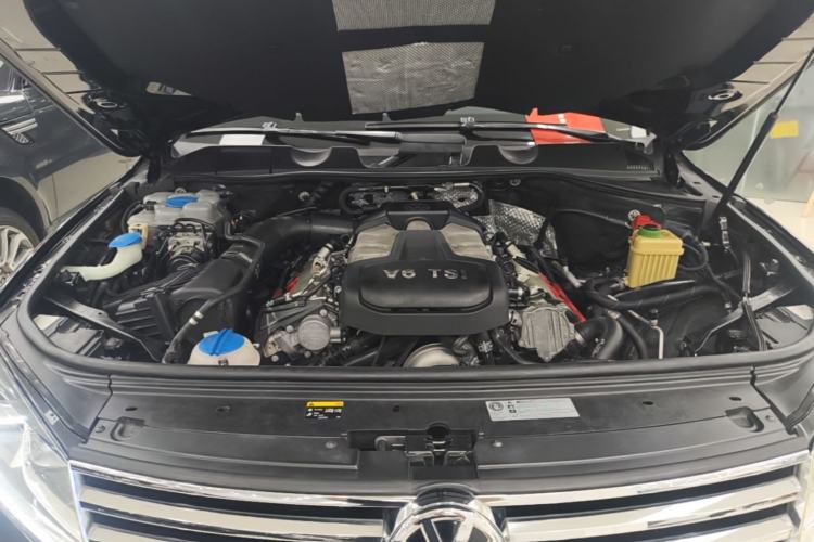 Used Volkswagen Touareg 2017 3.0 TSI Touareg Model Engine Bay