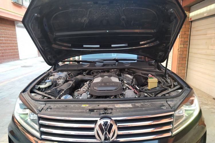 Used Volkswagen Touareg 2017 3.0 TSI Touareg Model Engine Bay