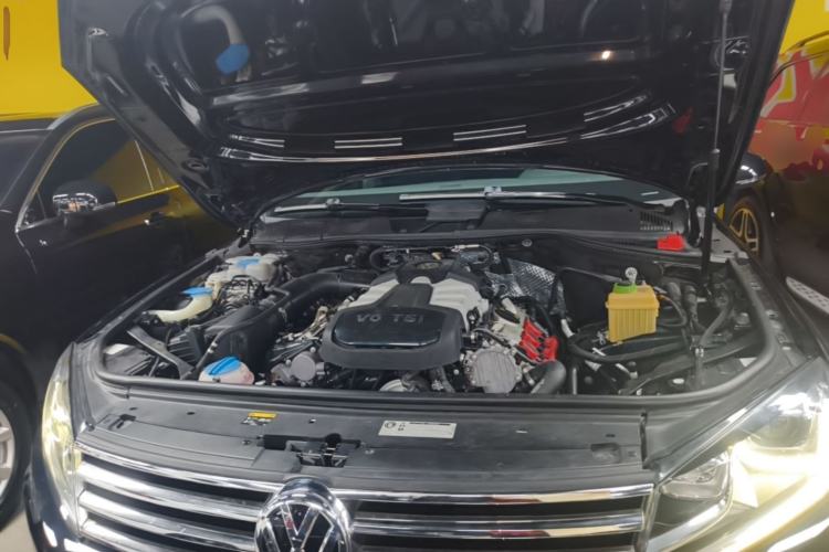 Used Volkswagen Touareg 2017 3.0 TSI Start Edition Engine Bay