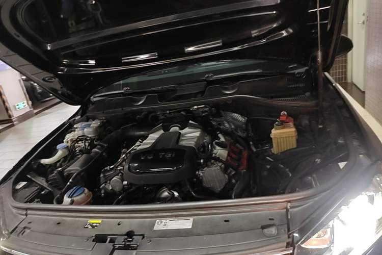 Used Volkswagen Touareg 2017 3.0 TSI Touareg Model Engine Bay