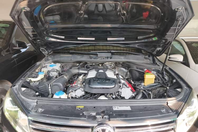 Used Volkswagen Touareg 2017 3.0 TSI Touareg Model Engine Bay