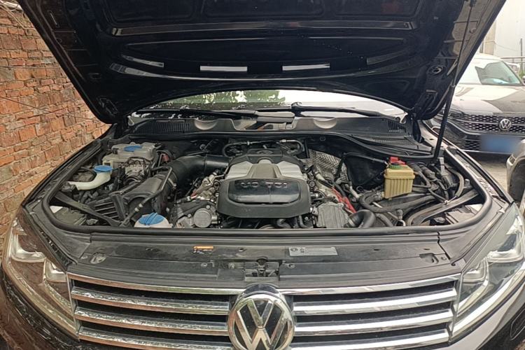 Used Volkswagen Touareg 2017 3.0 TSI Touareg Model Engine Bay