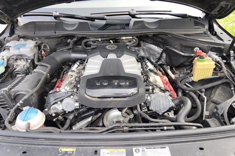 Used Volkswagen Touareg 2017 3.0 TSI Yuyue Model Engine Bay