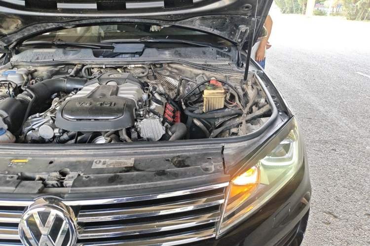 Used Volkswagen Touareg 2017 3.0 TSI Touareg Model Engine Bay Left