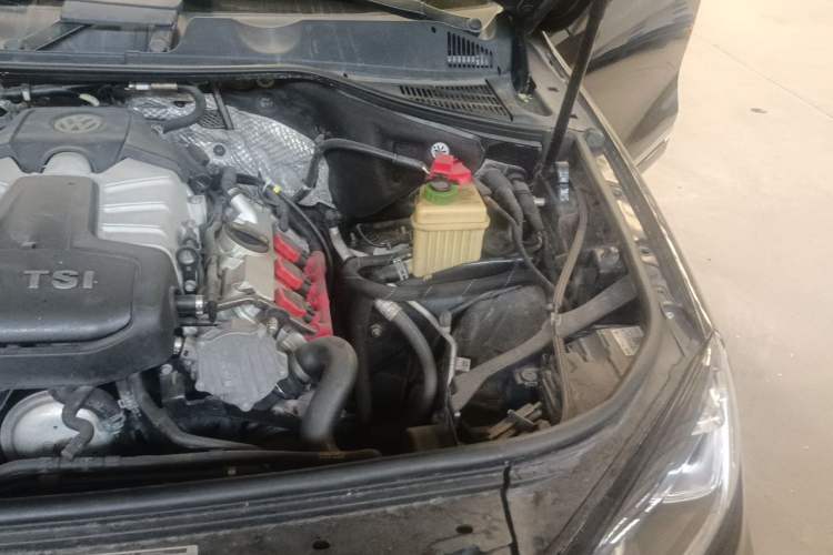 Used Volkswagen Touareg 2017 3.0 TSI Touareg Model Engine Bay Left