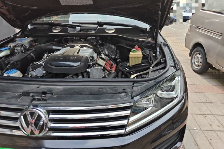 Used Volkswagen Touareg 2017 3.0 TSI Touareg Model Engine Bay Left