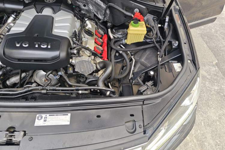 Used Volkswagen Touareg 2017 3.0 TSI Touareg Model Engine Bay Left