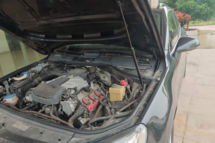 Used Volkswagen Touareg 2017 3.0 TSI Touareg Model Engine Bay Left