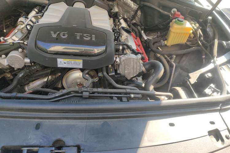 Used Volkswagen Touareg 2017 3.0 TSI Touareg Model Engine Bay Left