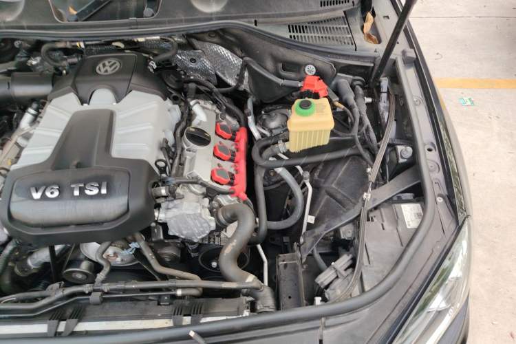 Used Volkswagen Touareg 2017 3.0 TSI Yuyue Model Engine Bay Left