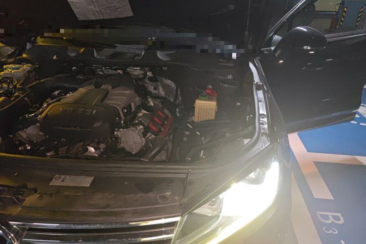 Used Volkswagen Touareg 2017 3.0 TSI Touareg Model Engine Bay Left