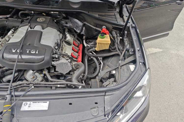 Used Volkswagen Touareg  Engine Bay Left