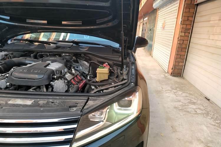 Used Volkswagen Touareg 2017 3.0 TSI Touareg Model Engine Bay Left