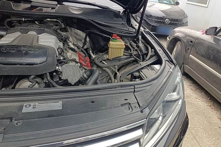 Used Volkswagen Touareg 2017 3.0 TSI Touareg Model Engine Bay Left