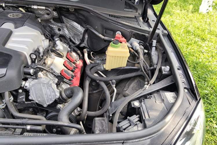 Used Volkswagen Touareg 2017 3.0 TSI Yuyue Model Engine Bay Left