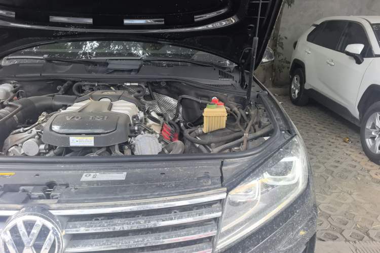 Used Volkswagen Touareg 2017 3.0 TSI Touareg Edition Engine Bay Left