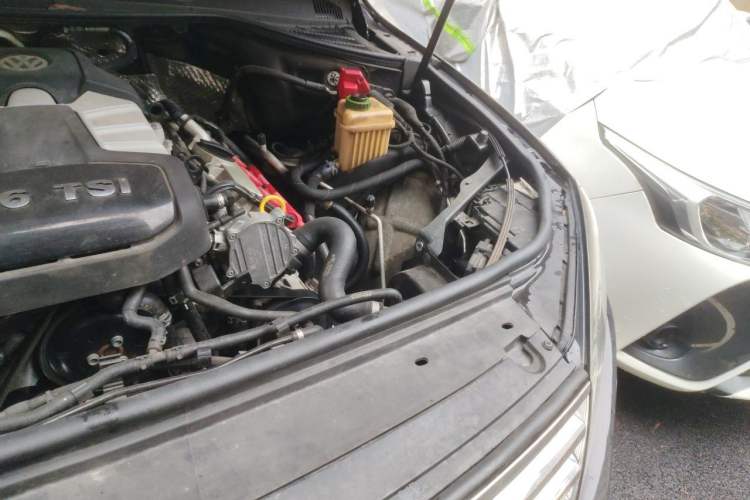 Used Volkswagen Touareg 2017 3.0 TSI Touareg Model Engine Bay Left