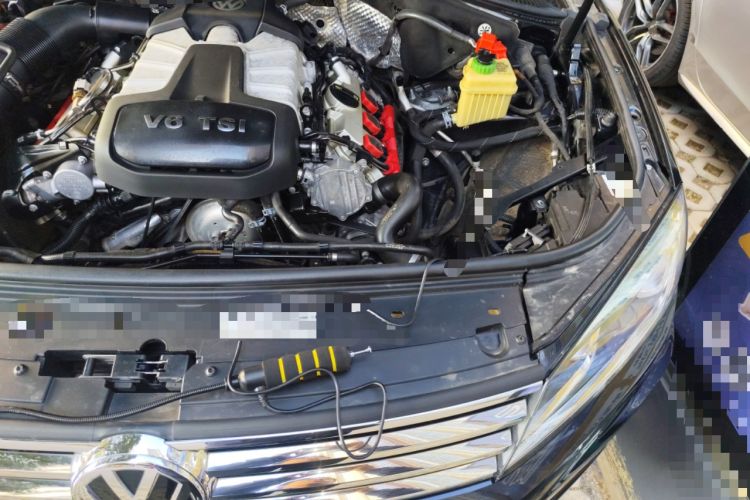 Used Volkswagen Touareg 2017 3.0 TSI Touareg Model Engine Bay Left
