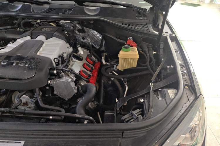 Used Volkswagen Touareg 2017 3.0 TSI Touareg Model Engine Bay Left