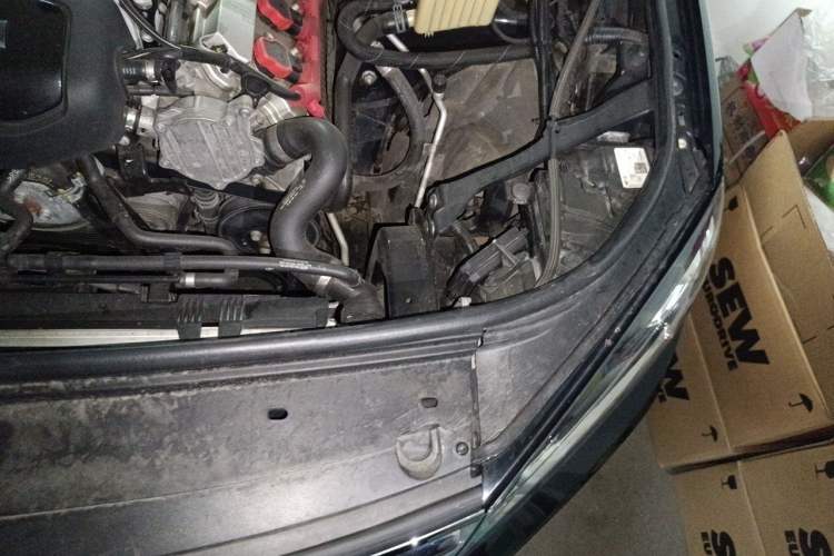 Used Volkswagen Touareg  Engine Bay Left