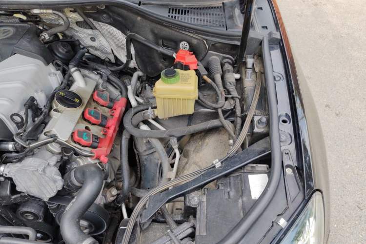 Used Volkswagen Touareg 2017 3.0 TSI Touareg Model Engine Bay Left