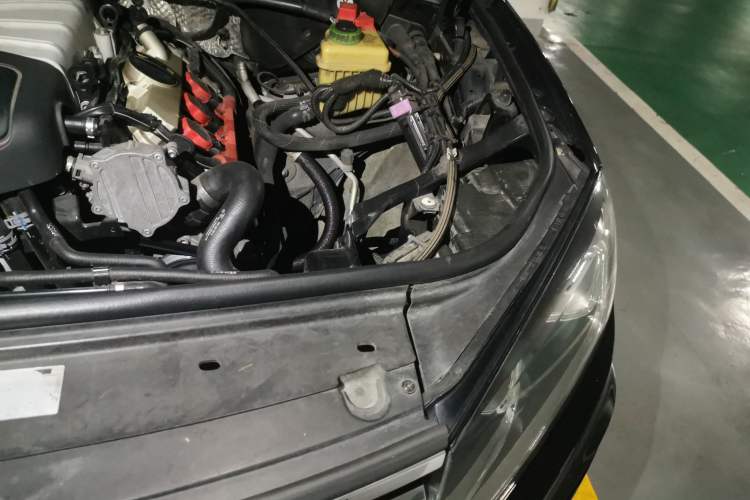 Used Volkswagen Touareg 2017 3.0 TSI Executive Edition Engine Bay Left