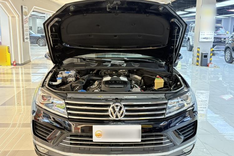 Used Volkswagen Touareg 2017 3.0 TSI Touareg Model Engine Bay