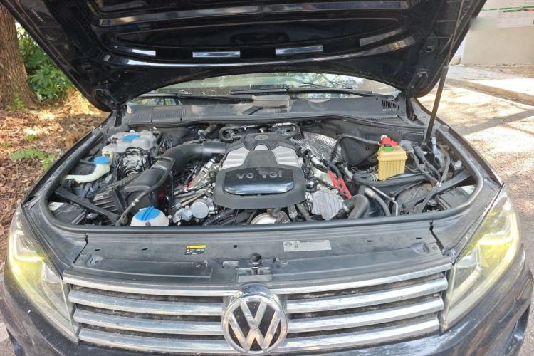 Used Volkswagen Touareg 2017 3.0 TSI Touareg Model Engine Bay