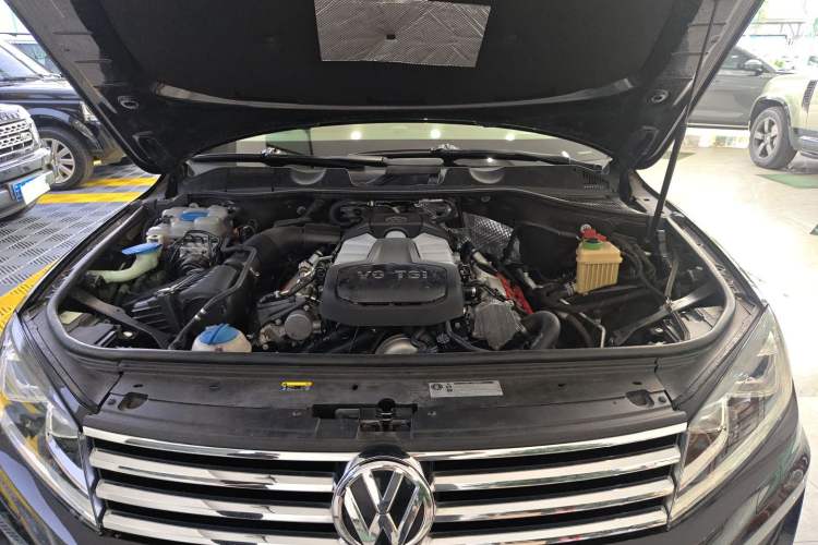 Used Volkswagen Touareg 2017 3.0 TSI Touareg Model Engine Bay