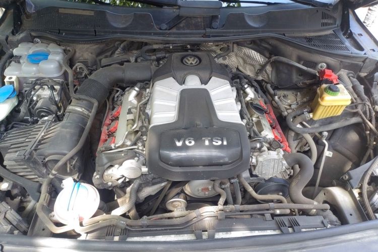Used Volkswagen Touareg 2017 3.0 TSI Touareg Model Engine Bay