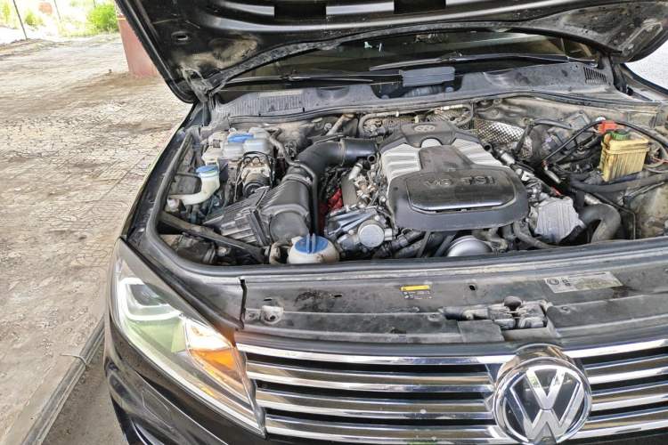 Used Volkswagen Touareg 2017 3.0 TSI Touareg Model Engine Bay Right
