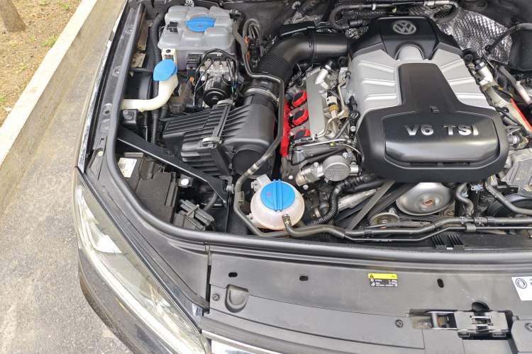 Used Volkswagen Touareg 2017 3.0 TSI Touareg Model Engine Bay Right