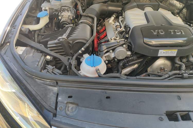 Used Volkswagen Touareg 2017 3.0 TSI Touareg Model Engine Bay Right