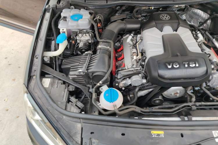 Used Volkswagen Touareg 2017 3.0 TSI Yuyue Model Engine Bay Right