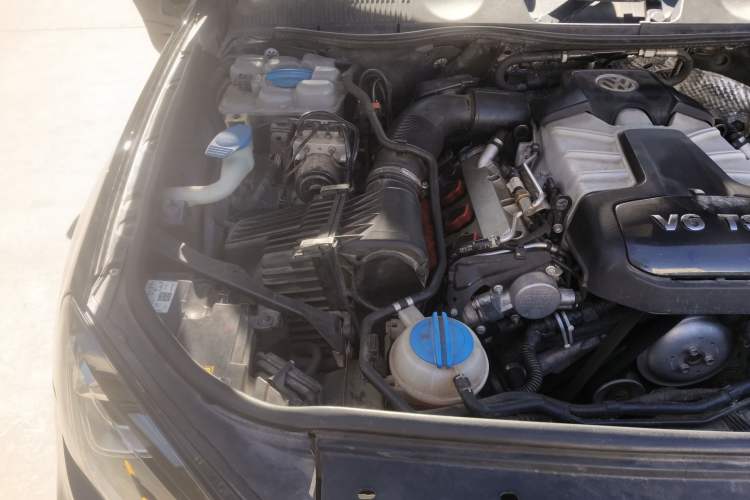 Used Volkswagen Touareg 2017 3.0 TSI Expedition Edition Engine Bay Right