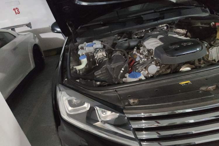 Used Volkswagen Touareg 2017 3.0 TSI Touareg Model Engine Bay Right