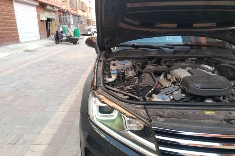 Used Volkswagen Touareg 2017 3.0 TSI Touareg Model Engine Bay Right