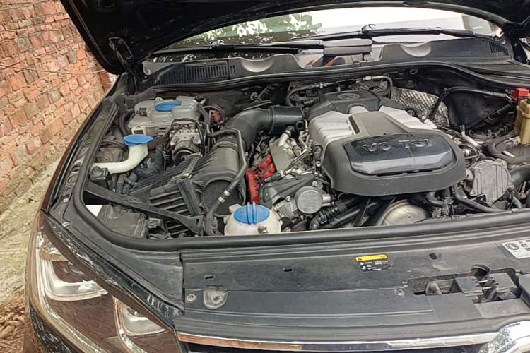 Used Volkswagen Touareg 2017 3.0 TSI Touareg Model Engine Bay Right