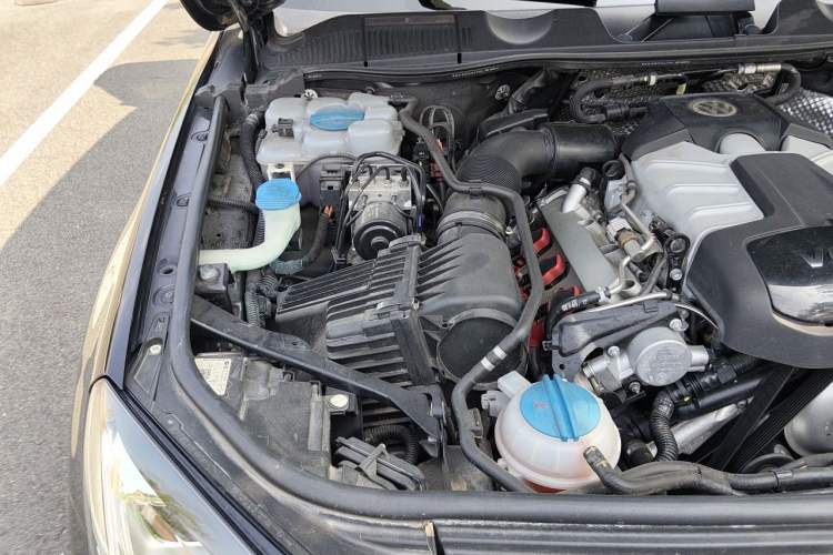 Used Volkswagen Touareg 2017 3.0 TSI Yuyue Model Engine Bay Right