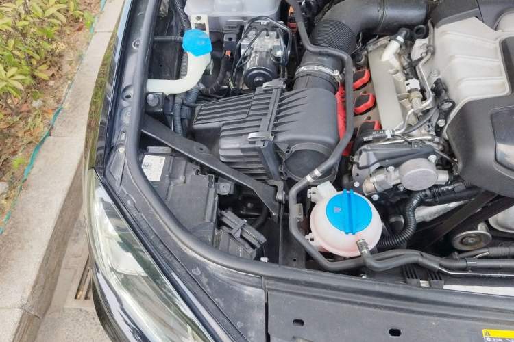 Used Volkswagen Touareg 2017 3.0 TSI Touareg Model Engine Bay Right