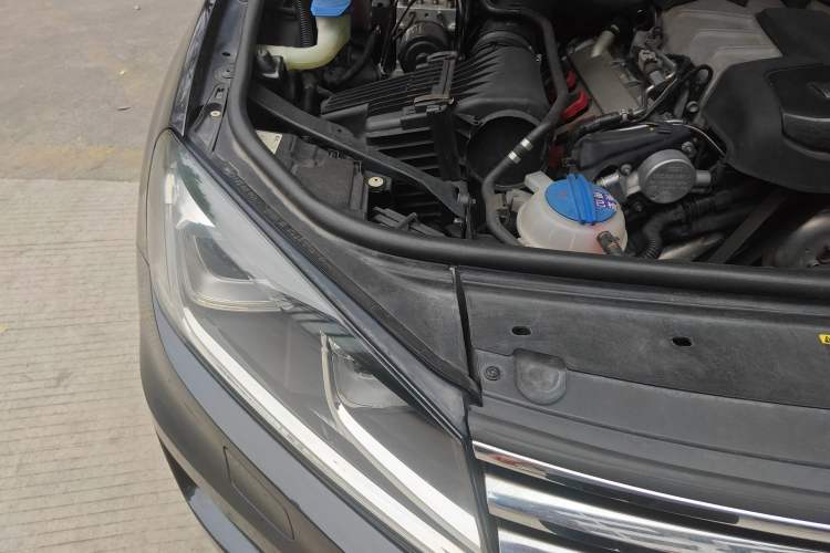 Used Volkswagen Touareg 2017 3.0 TSI Touareg Model Engine Bay Right