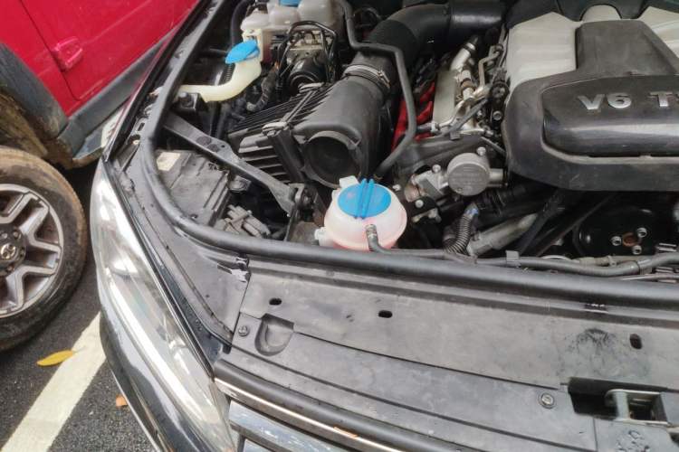 Used Volkswagen Touareg 2017 3.0 TSI Touareg Model Engine Bay Right