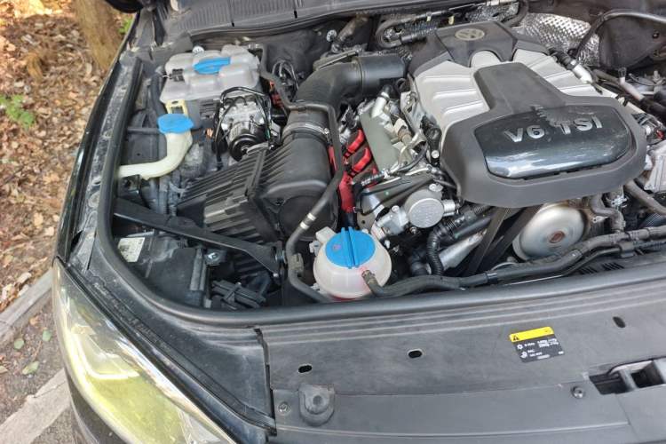Used Volkswagen Touareg 2017 3.0 TSI Touareg Model Engine Bay Right