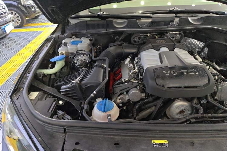 Used Volkswagen Touareg 2017 3.0 TSI Touareg Model Engine Bay Right