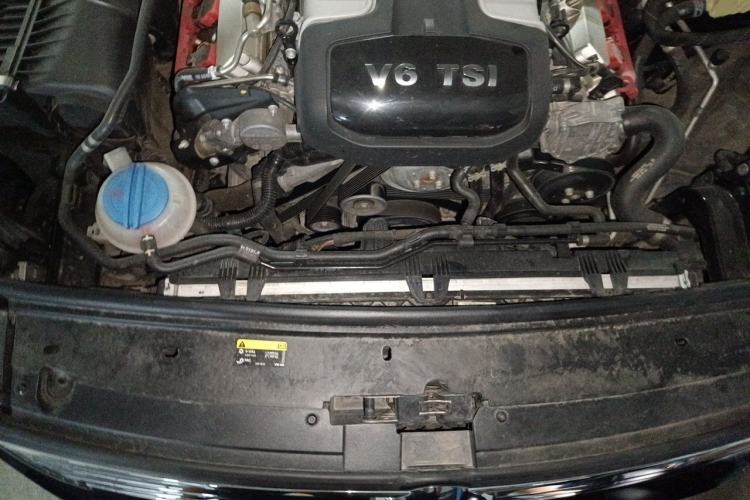 Used Volkswagen Touareg  Engine Bay