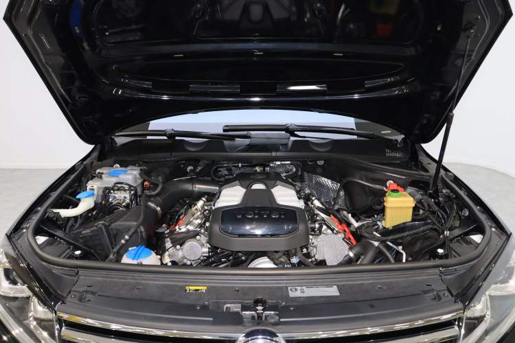 Used Volkswagen Touareg 2017 3.0 TSI Touareg Model Engine Bay