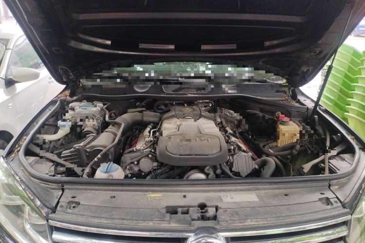 Used Volkswagen Touareg 2017 3.0 TSI Touareg Model Engine Bay