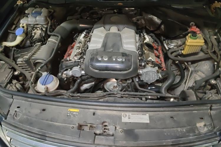 Used Volkswagen Touareg 2017 3.0 TSI Touareg Model Engine Bay