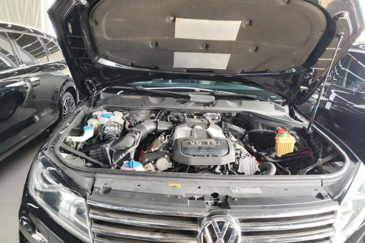 Used Volkswagen Touareg 2017 3.0 TSI Touareg Model Engine Bay