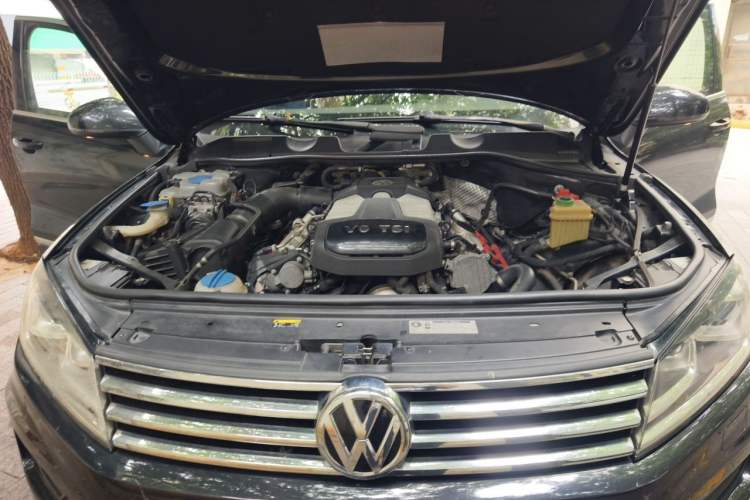 Used Volkswagen Touareg 2017 3.0 TSI Touareg Model Engine Bay